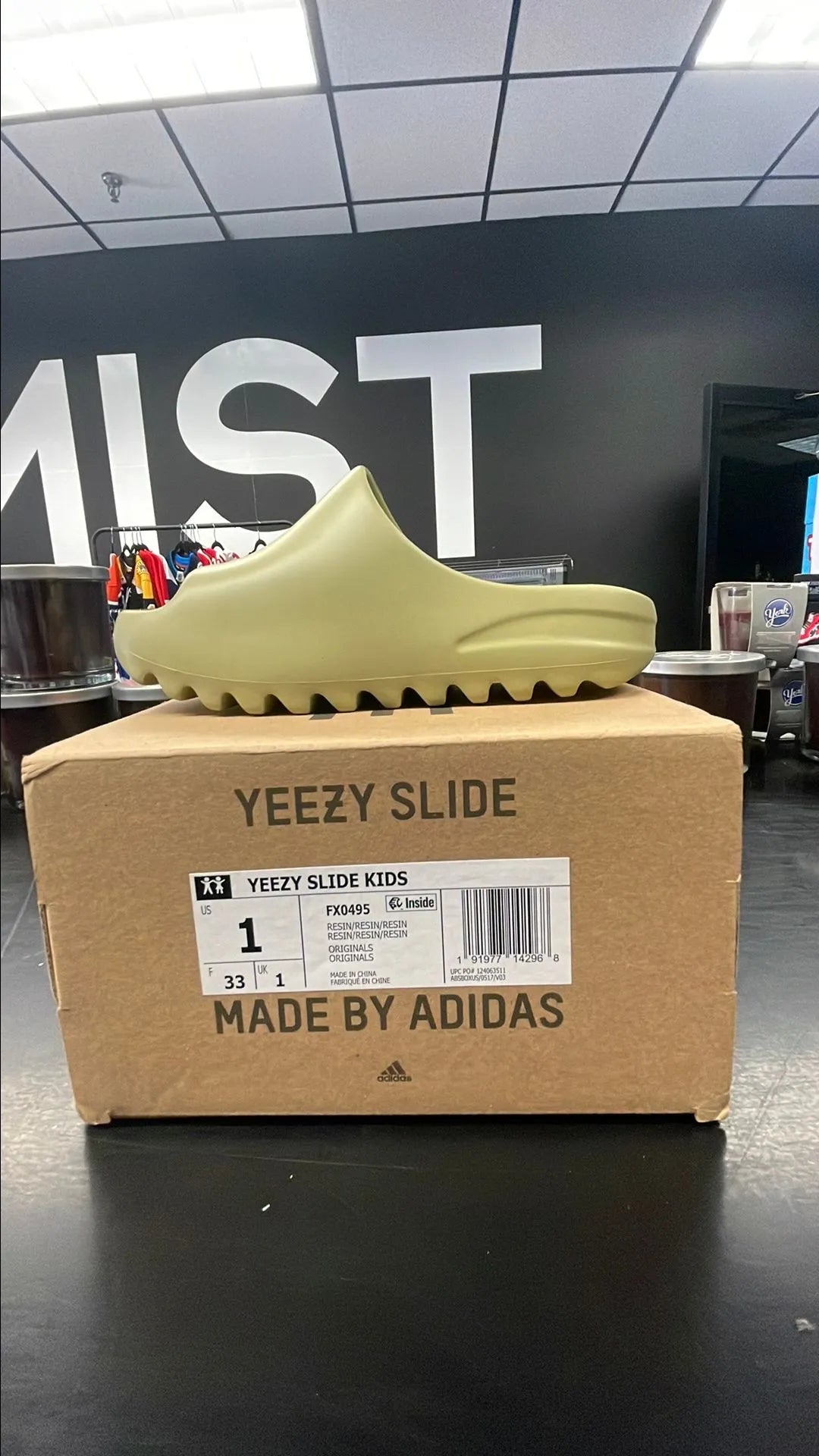 Yeezy Slide - Resin | Size 1Y